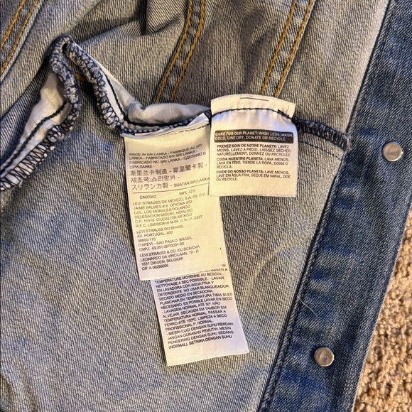 Levi's Classic Blue Denim Jacket - Picture 9 of 9